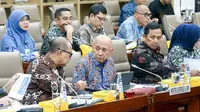 Menteri Koperasi dan UMKM Teten Masduki mengikuti rapat kerja bersama Komisi VI DPR di Kompleks Parlemen, Senayan, Jakarta, Kamis (23/11/2023). (Liputan6.com/Faizal Fanani)