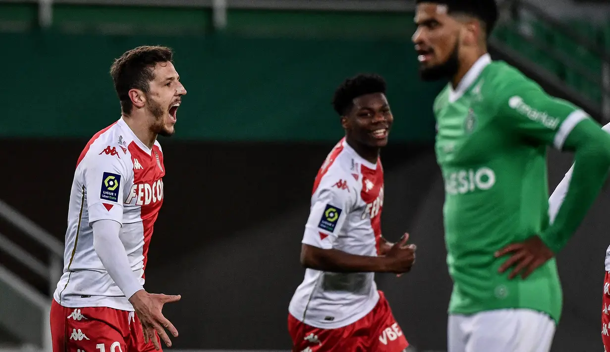 Striker AS Monaco, Stevan Jovetic (kiri) melakukan selebrasi usai mencetak gol pertama timnya ke gawang Saint-Etienne dalam laga lanjutan Liga Prancis 2020/2021 pekan ke-30 di Geoffroy Guichard Stadium, Jumat (19/3/2021). Monaco menang 4-0 atas Saint-Etienne. (AFP/Jeff Pachoud)