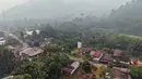 Gambar udara ini memperlihatkan kabut asap akibat kebakaran hutan yang menyelimuti Desa Lanjak di Kapuas Hulu, Kalimantan Barat, Jumat, 4 September 2026. (AFP/ Bay Ismoyo)