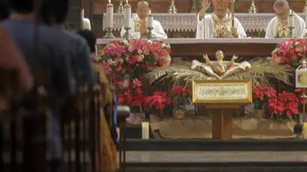 Sejumlah jemaah mengikuti Misa Natal di Gereja Katedral, Jakarta, Senin (25/12/2023). Gereja Katedral Jakarta menggelar Misa Natal yang berlangsung khidmat.