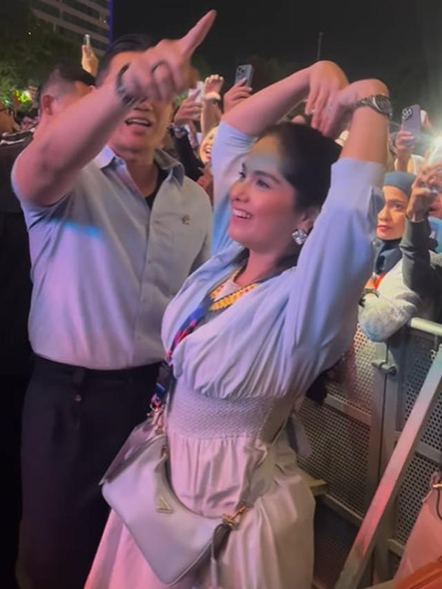 Gaya Serasi Annisa Pohan-AHY dan Aliya Rajasa-Ibas Nonton SBY Manggung di Pestapora 2024, Kedua Mantu Pepo Konsisten Pakai Tas Branded