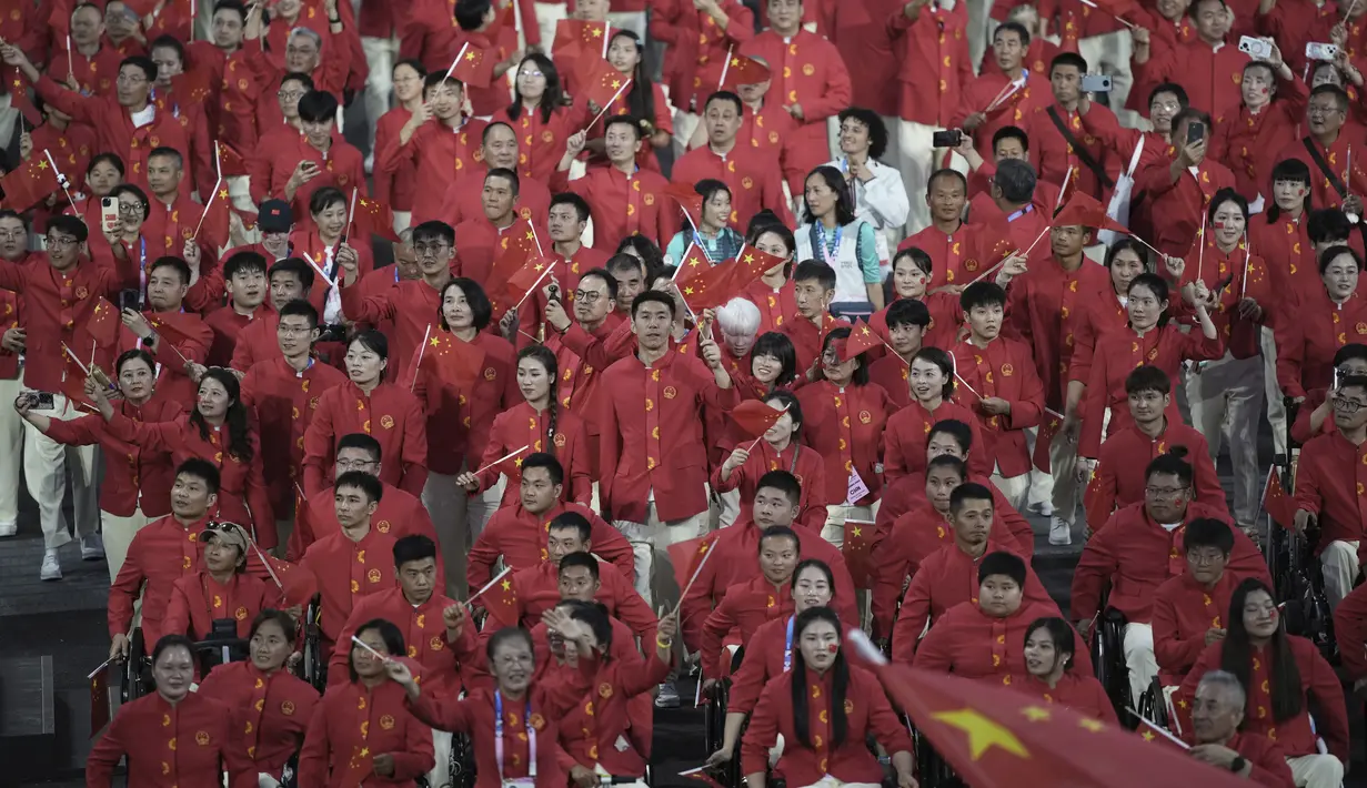 <p>Kontingen China mengikuti defile dalam pembukaan Paralimpiade Paris 2024, Kamis (29/8) dini hari WIB. (AP Photo/Emilio Morenatti)</p>