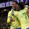 Gelandang Brasil #05, Casemiro (tengah), dikerumuni oleh bek Brasil #03, Gabriel Magalhaes (kiri), dan gelandang Brasil #07, Vinicius Jr, setelah mencetak gol kedua dalam pertandingan persahabatan internasional antara Brasil dan Senegal di Stadion Emirates, London, pada 15 November 2025. (Ian Kington/AFP)