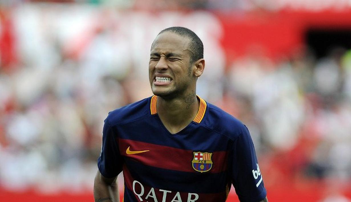 Pemain Barcelona Neymar terlihat meringis saat laga Liga Spanyol antara Sevilla FC vs Barcelona di Stadion Ramon Sanchez Pizjuan stadium, Sevilla, Sabtu (3/10/2015). Sevilla menang 2-1  AFP Photo / Cristina Quicler