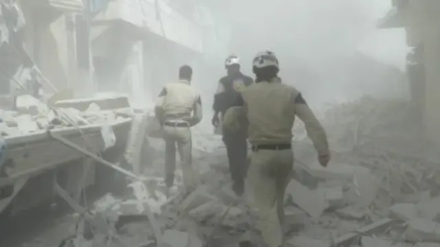 Pasukan Pemerintah Suriah diduga menjatuhkan bom barel yang mengandung klorin dari helikopter di pinggiran kota Aleppo