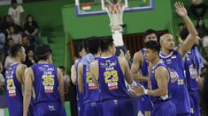 Pebasket Satria Muda merayakan kemenangan atas NSH Jakarta pada laga semi final IBL 2019 di GMSB Kuningan, Jakarta, Minggu (10/3). Satria Muda menang 72-48 atas NSH Jakarta. (Bola.com/M Iqbal Ichsan)