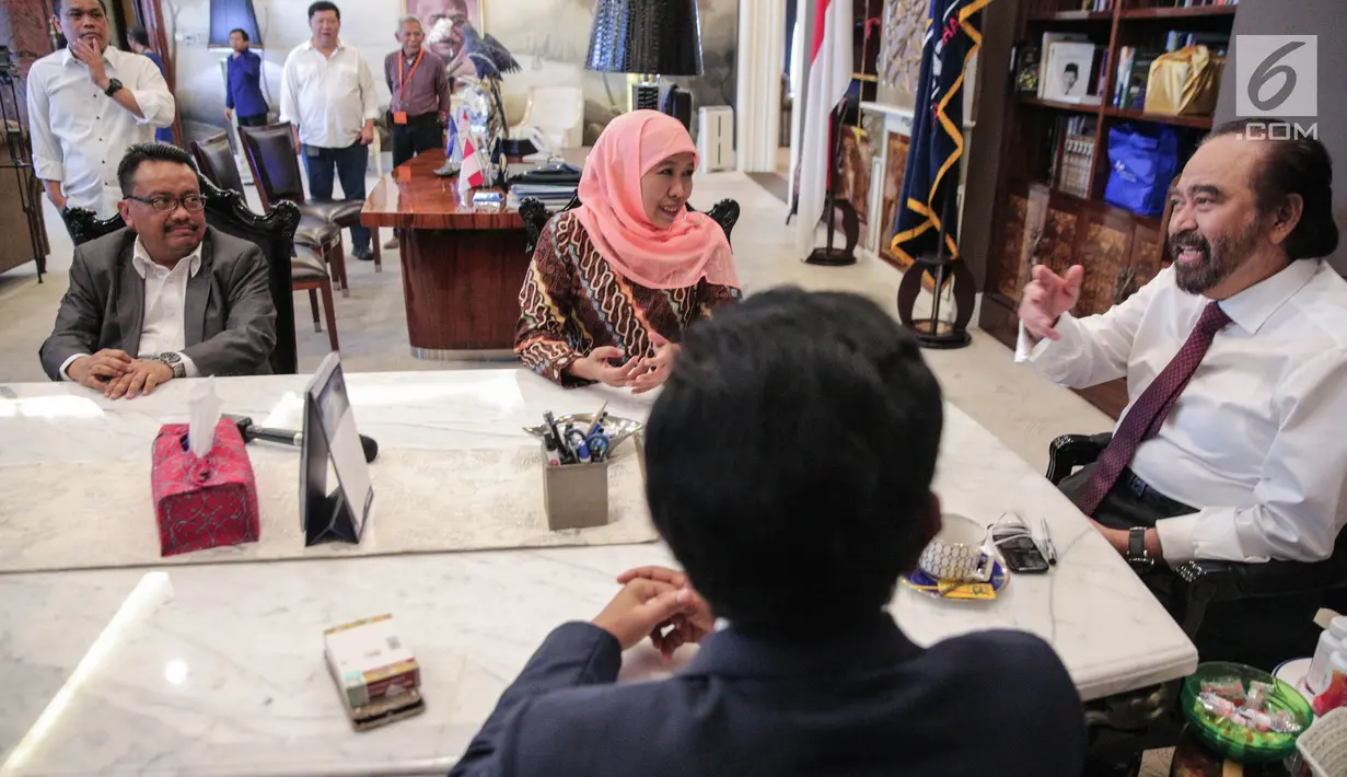 Ketua Umum Partai Nasdem Surya Paloh (kanan) berbincang saat menerima kedatangan Menteri Sosial Khofifah Indar Parawansa di Kantor DPP Nasdem, Jakarta, Rabu (11/10). (Liputan6.com/Faizal Fanani)