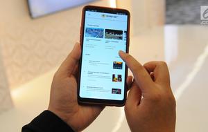 Seseorang sedang mengakses aplikasi Safar dari telepon genggam saat soft launching di Jakarta, Kamis (2/5/2019). Melalui aplikasi Safar, calon jemaah bisa mencari paket umrah yang lebih murah dengan membandingkan beberapa biro travel yang tersedia. (Liputan6.com/Angga Yuniar)