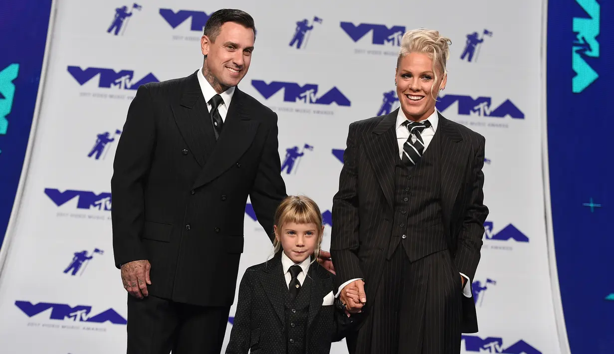 Pink bersama Carey Hart dan putri mereka, Willow menghadiri ajang MTV Video Music Awards (VMA) 2017 di California, Minggu (27/8). MTV VMA merupakan salah satu acara penghargaan musik yang paling dinanti selain Grammy Awards. (Jordan Strauss/Invision/AP)