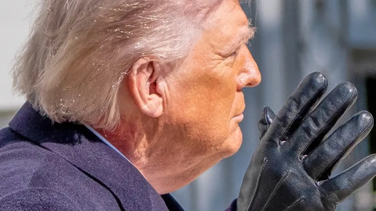 Leher Presiden Donald Trump tampak kemerahan saat ia melambaikan tangan sambil berjalan menuju helikopter Marine One untuk meninggalkan South Lawn Gedung Putih, Jumat, 27 Februari 2026, di Washington.