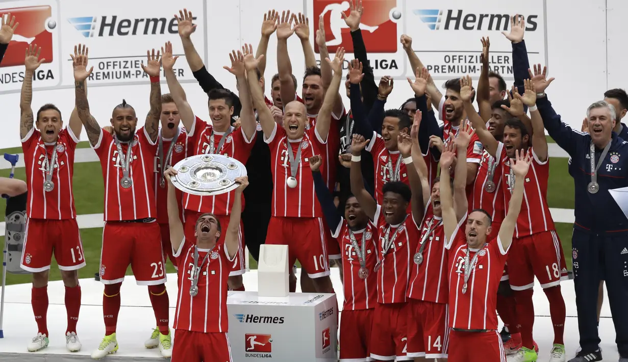 Kapten Bayern Munchen, Philipp Lahm mengangkat trofi juara Bundesliga  2016-2017 usai mengalahkan SC Freiburg di  Allianz Arena stadium, Munich, (20/5/2017).  Bayern menang 4-1. (AP/Matthias Schrader)
