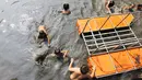 Para bocah ini tidak peduli dengan air kali yang kotor. Mereka tetap asyik berenang dan bercanda, Jakarta, Rabu (21/5/2014) (Liputan6.com/Faizal Fanani).