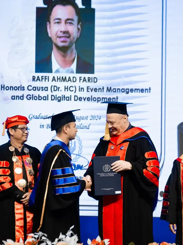 Raffi Ahmad Dapat Gelar Doktor HC