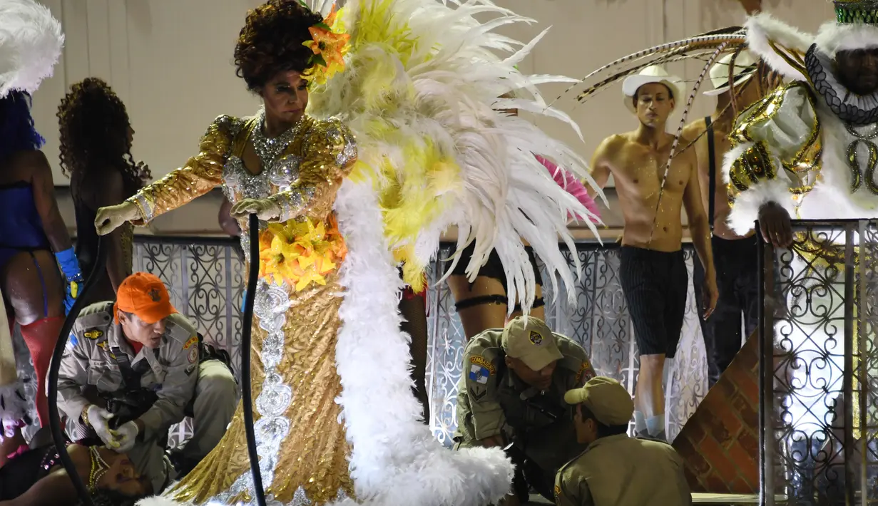 Suasana saat petugas pemadam kebakaran mengevakuasi korban dari sekolah samba Unidos da Tijuca saat Rio Carnival di Rio de Janeiro, Brasil (28/2). (AFP PHOTO/Vanderlei Almeida)