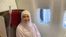 <p>Perempuan berusia 49 tahun itu tampil berhijab saat menjalankan ibadah umrah. Hal itu terlihat dari beberapa unggahannya di akun instagram. Momen saat Feni Rose dalam pesawat bisnis class saat berangkat ke tanah suci dalam potret yang diunggah pada 11 Maret lalu. [Instagram/fenirose]</p>