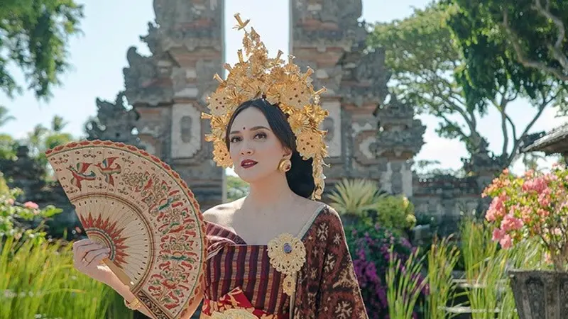 6 Potret Shandy Aulia dan Keluarga Pakai Songket Bali, Makin Memesona