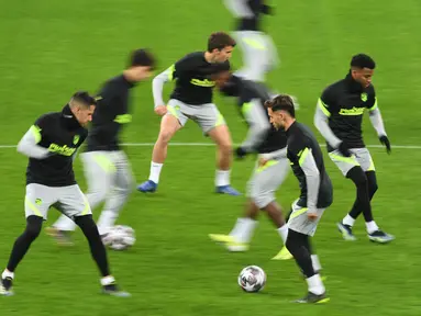 Para pemain Atletico Madrid menghadiri sesi latihan menjelang leg pertama babak 16 besar Liga Champions melawan Chelsea di Stadion Arena Nationala, Rumania, Senin (22/2/2021). Meski laga tidak dimainkan di kandang Atletico Madrid, Chelsea tetap berstatus sebagai tim tamu.  (Daniel MIHAILESCU/AFP)