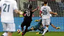Kiper Lazio, Thomas Strakosha gagal menghalau tendangan Penyerang AC Milan, Carlos Bacca pada lanjutan liga Italia di stadion San Siro, Milan, Italia, (21/9). AC Milan menang atas Lazio dengan skor 2-0. (REUTERS/Max Rossi)