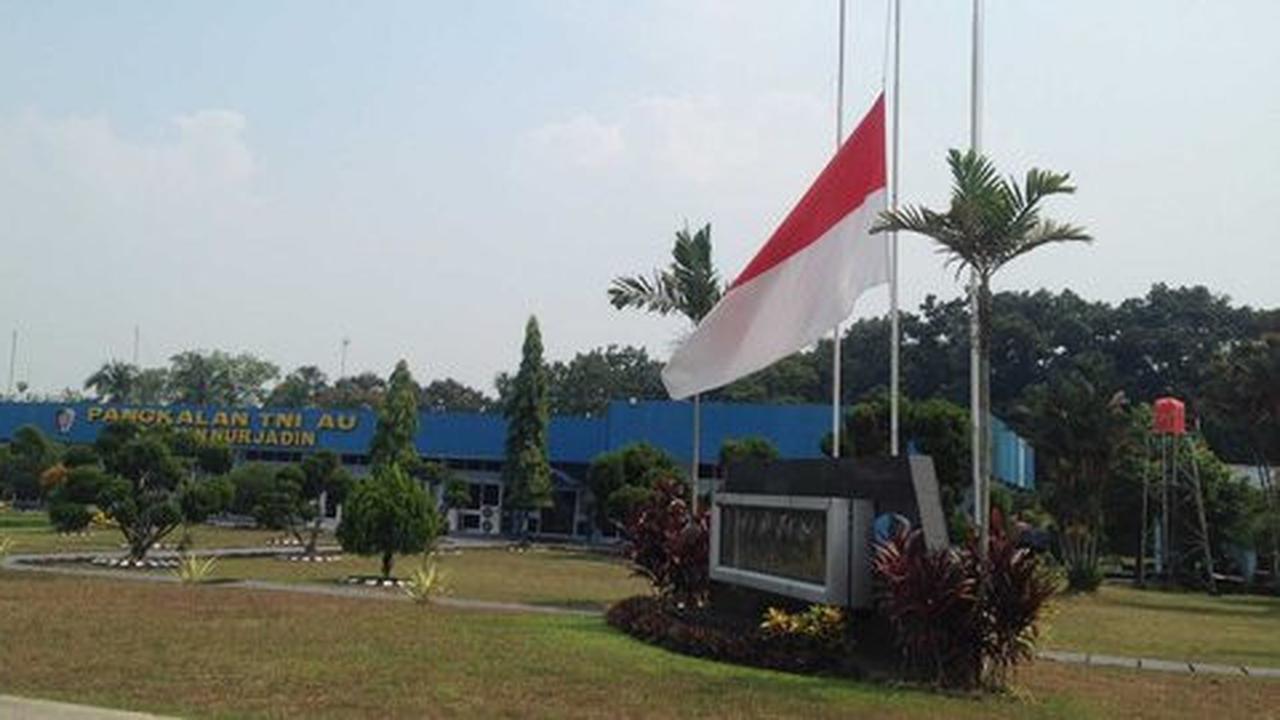 Bendera setengah tiang berkibar di Markas TNI AU Pekanbaru