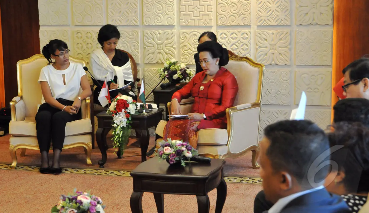 Istri Presiden Madagaskar, Voahangy Rajaonarimampianina melakukan kunjungan ke DPD RI, Komplek Parlemen Senayan, Jakarta, Rabu (22/4/2015). Voahangy Rajaonarimampianina bertemu dengan Wakil Ketua DPD RI GKR Hemas. (Liputan6.com/Andrian M Tunay)