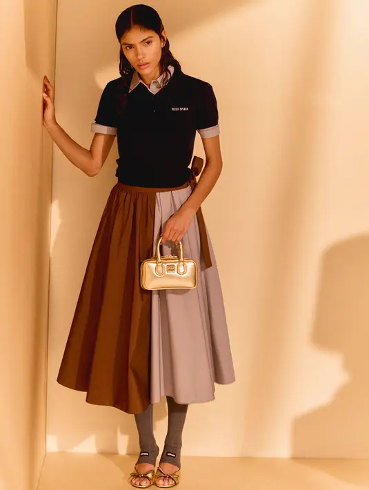 Lengkapi koleksi ini, Miu Miu juga memiliki tas mini Wander dan Aracadie. Dibuat dari bahan nappa dan satin matelasse dengan warna metalik. [Miu Miu]