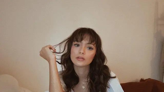 6 Potret Amanda Rawles dengan Gaya Rambut Berponi, Makin Terlihat Imut