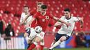 Striker Polandia, Krzysztof Piatek (kiri) menguasai bola dibayangi bek Inggris, Declan Rice dalam laga lanjutan Kualifikasi Piala Dunia 2022 Zona Eropa Grup I di Wembley Stadium, London, Rabu (31/3/2021). Polandia kalah 1-2 dari Inggris. (AP/Andy Rain)