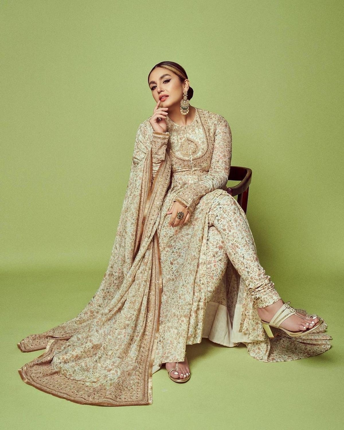 Aktris Huma Qureshi merayakan Lebaran bersama keluarga tercinta.