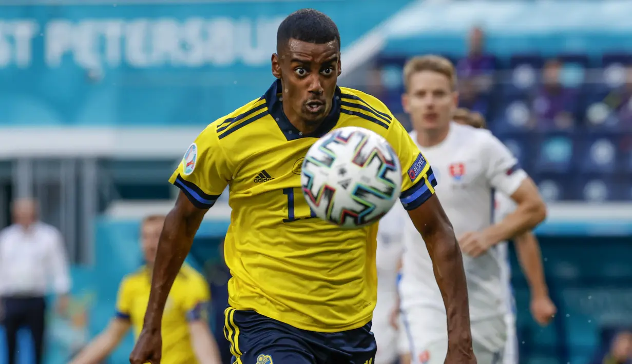Striker Swedia, Alexander Isak mengejar bola saat bertanding melawan Slovakia pada pertandingan grup E Euro 2020 di stadion Saint Petersburg, Rusia, Jumat (18/6/2021). Hasil ini menempatkan Swedia untuk sementara berada di puncak klasemen Grup E dengan koleksi 4 poin. (Anton Vaganov/Pool via AP)