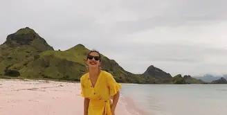 Untukmu yang ongin tampil stunning di pantai, kamu bjsa mengenakan dress dengan warna cerah. Tak lupa menambahkan sunglesses sebagai aksesoris wajib