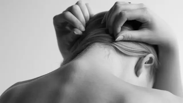 Gunakan Produk Perawatan Kulit