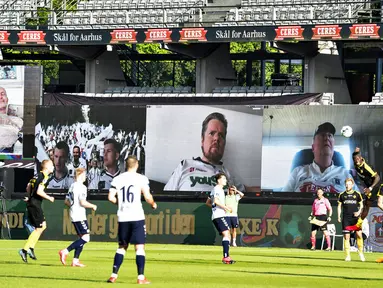 Suasana pertandingan AGF Aarhus melawan Randers FC pada laga Liga Denmark di Stadion Ceres Park (28/5/2020). Liga Denmark menghadirkan penonton virtual di stadion dengan aplikasi video Conference. (AP/Ritzau Scanpix - Henning Bagger)