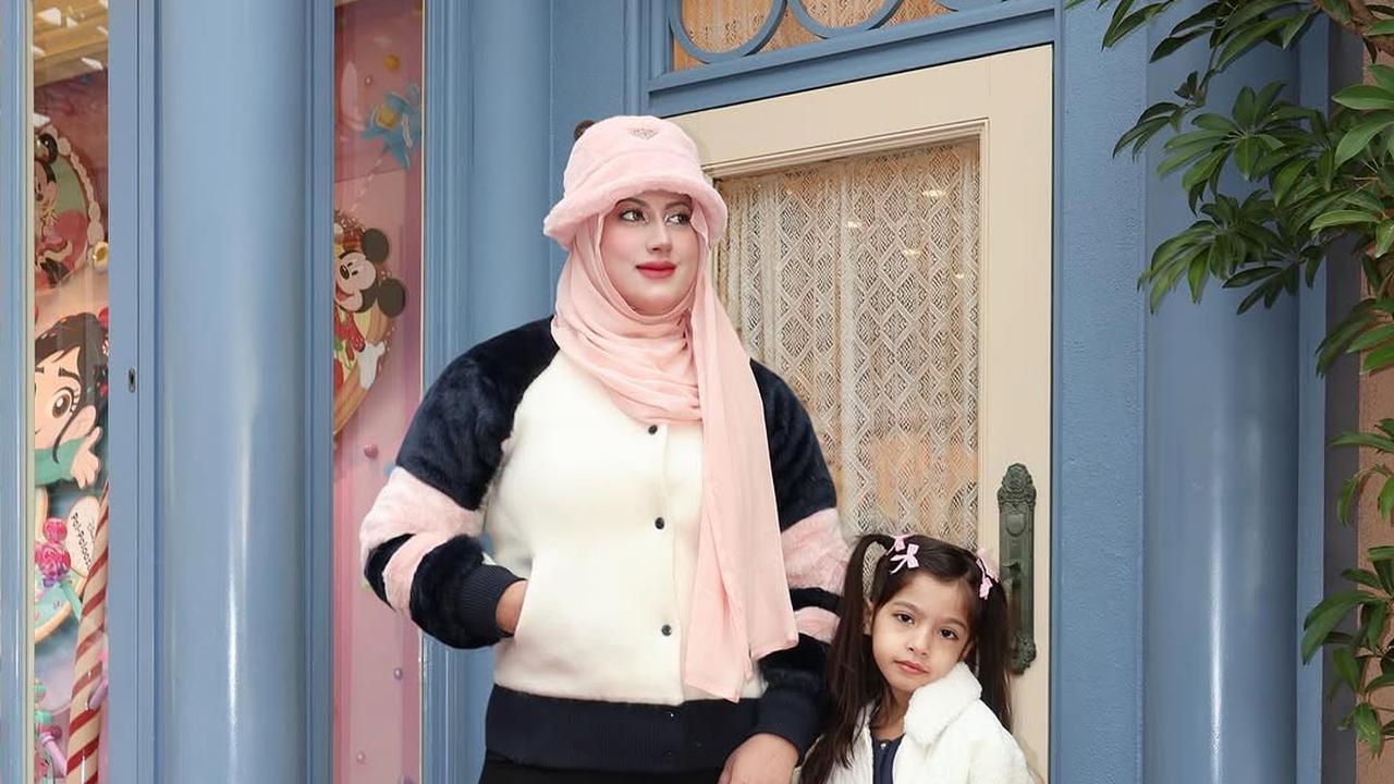 Gaya OOTD Tasyi Athasyia di Tokyo Kembaran dengan Suami dan Anaknya