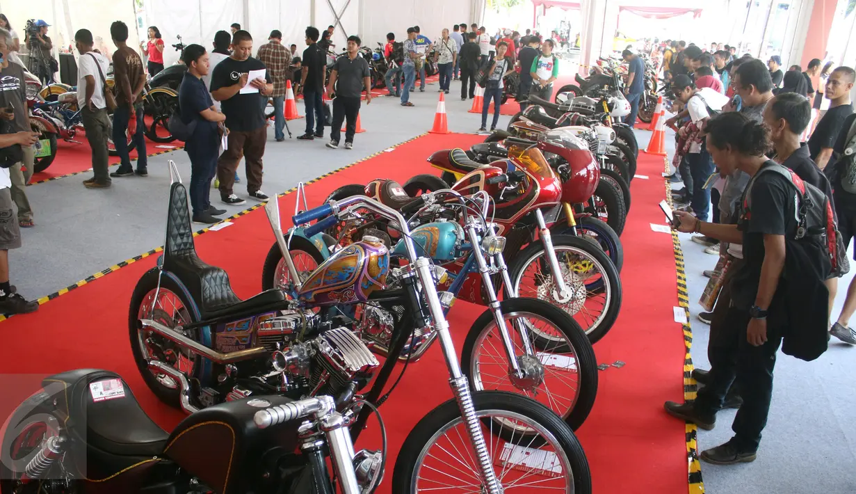  Pengunjug melihat motor di pameran Tumplek Blek 2017 di Senayan, Jakarta, Sabtu (1/4). Otobursa Tumplek Blek 2017 menampilkan sekitar 400 lapak dan bursa seputar dunia otomotif, spare parts, aksesori, dan banyak lagi. (Liputan6.com/Angga Yuniar)
