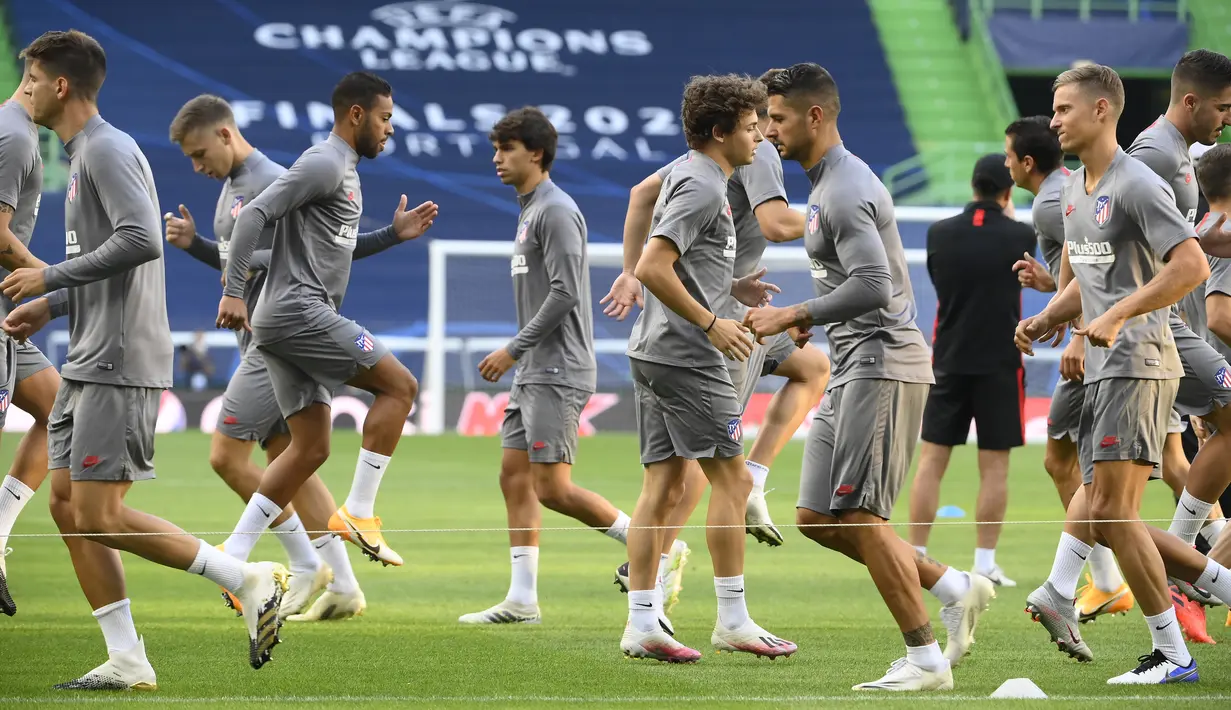 Para pemain Atletico Madrid berlatih di Stadion Jose Alvalade, Lisbon, Portugal, Rabu (12/8/2020). Atletico Madrid akan menghadapi Leipzig pada perempat final Liga Champions. (Lluis Gene/Pool via AP)