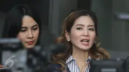 Bunga Zainal memberikan keterangan pers di Polda Metro Jaya, Jakarta, Senin (27/2). Secara resmi telah melaporkan salah satu oknum bernama HW atas dugaan penipuan. (Liputan6.com/Herman Zakharia)