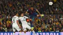 Neymar memenangkan duel udara dari Marquinhos dan Gregory van der Wiel dan mencetak gol kedua untuk Blaugrana. Sumber: UEFA.