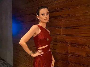 Kimberly Ryder cantik dengan gaun warna merah rancangan desainer ternama Jerry Tan. Artis dengan nama lengkap Kimberly Alvionnella Ryder ini mengenakan blazer warna hitam di beberapa momen ASEAN Film Festival. Mendukung penampilannya makin memesona, pemeran Weni Bagaskara di film Bangsal Isolasi memakai aksesori anting hingga gelang Epa Jewel. (Liputan6.com/IG/kimbrlyryder)