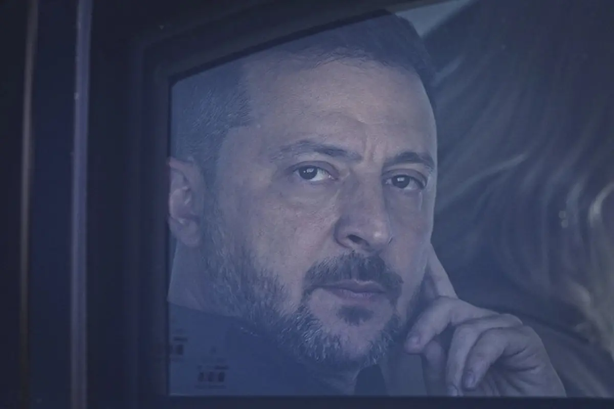 Presiden Ukraina Volodymyr Zelenskyy melihat ke luar jendela mobil saat tiba untuk menghadiri KTT NATO di Ankara, Turki, Selasa (7/7/2026).
