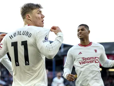 Pemain Manchester United, Rasmus Hojlund, melakukan selebrasi setelah mencetak goll ke gawang Luton Town dalam duel pekan ke-25 Premier League di Kenilworth Road, Minggu (18/2/2024). MU menang dengan skor 2-1. (AP Photo/Ian Walton)