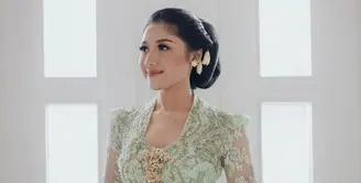 Erina juga memakai stagen motif jumputan warna coklat yang menghubungkan kebaya dan kain batik yang dikenakannya. @morden.co.