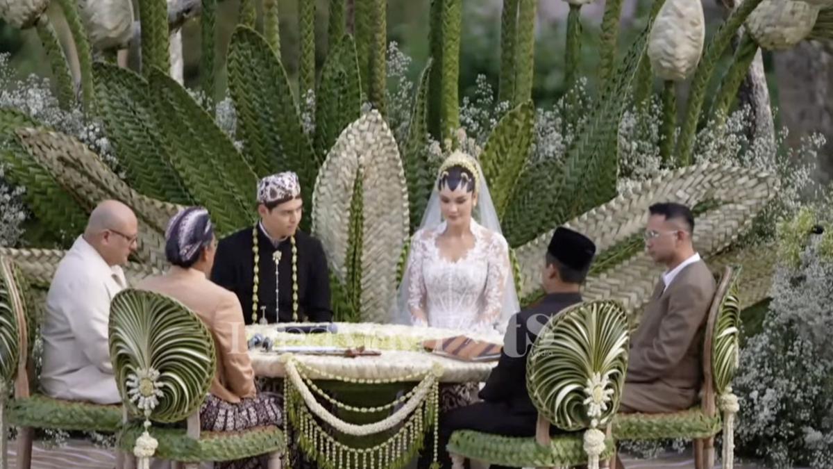 6 Pesona Luna Maya dan Maxime Bouttier Berbalut Busana Adat Jawa di Hari Pernikahan