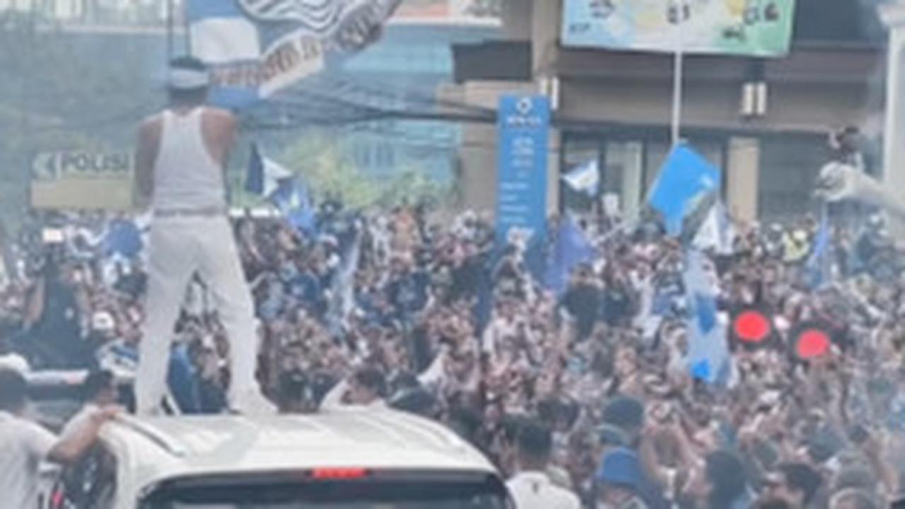 Dedi 'Mercury' Bersinglet Diri di Atas Lexus, Bikin Merinding Momen Pesta Bareng Bobotoh Persib