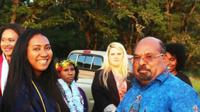 Gubernur Papua Lukas Enembe beri ucapan selamat dan penghargaan kepada Sherina Fernanda, yang lulus dengan magna cum laude dari Universitas Corban, Oregon.  (Courtesy: Gubernur Papua Lukas Enembe)