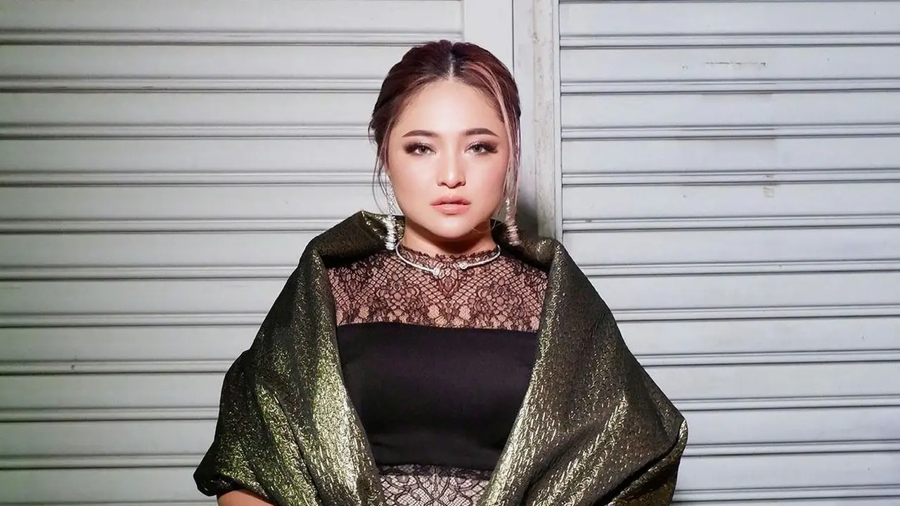 Marshanda tampak tegas dan elegan dengan penampilannya (Instagram/ marshanda99)