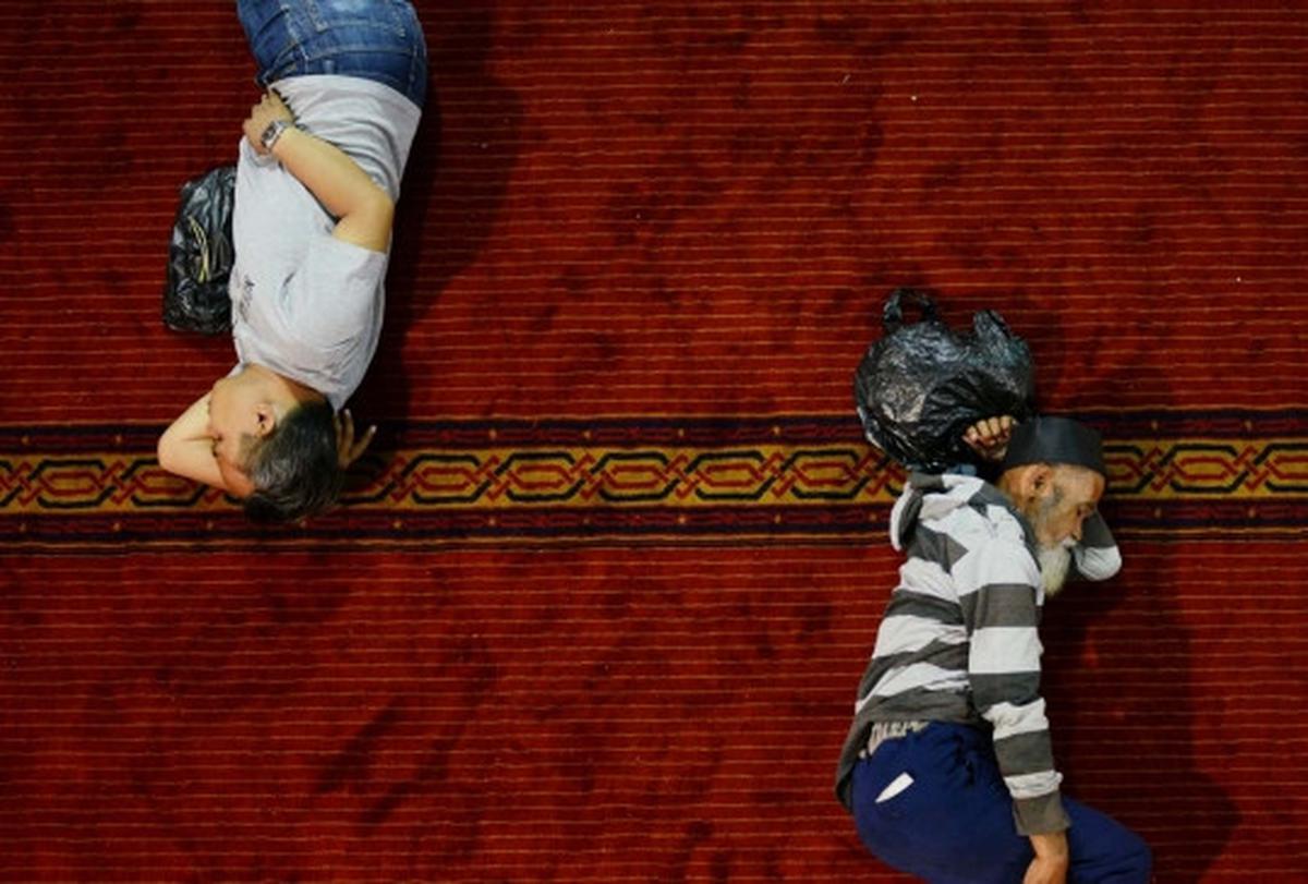 Ratusan jemaah tertidur usai Jumatan di Masjid Istiqlal