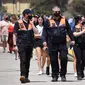 Petugas keamanan berpatroli di Pantai St Kilda Melbourne, Australia (3/11/2020). Negara bagian Victoria di Australia mencatat nol kasus penularan virus corona (Covid-19) selama empat hari berturut-turut setelah berjuang melawan gelombang kedua wabah pandemi. (AFP/William West)