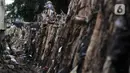 Kondisi tanggul kayu yang rusak dan penuh sampah di bantaran Kali Ciliwung, Rawajati, Pancoran, Jakarta, Minggu (5/1/2020). Tanggul dari kayu dolken dan karung pasir yang baru dibangun pada akhir Desember 2019 itu rusak hingga dipenuhi sampah akibat terjangan arus banjir. (merdeka.com/Iqbal Nugroho)