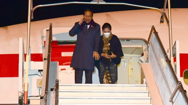 Presiden Jokowi dan Ibu Negara Iriana bersiap bertolak ke Indonesia usai menghadiri acara KTT ASEAN-Uni Eropa di Belgia