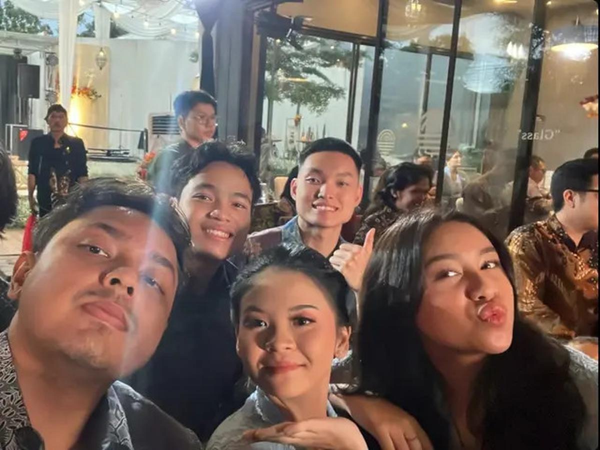 Remaja yang baru saja genap berusia 19 tahun ini menikmati momen bahagia reuni dengan teman-teman lamanya.